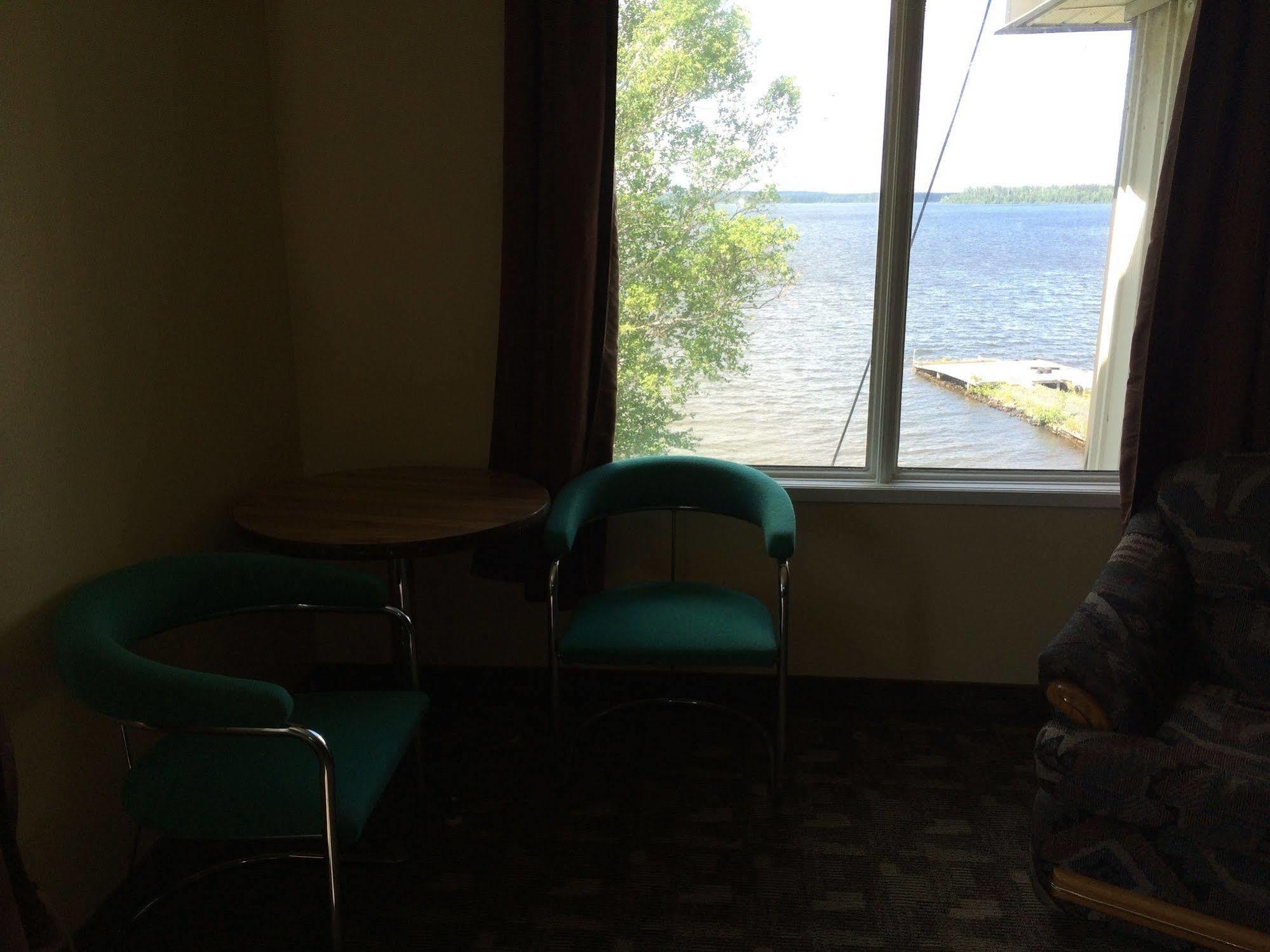 Pickle Lake Hotel Exterior photo